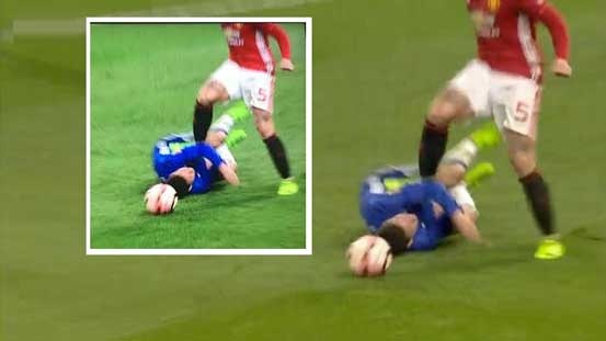 Marcos Rojo thoát tội dù bị phát hiện giẫm lên người Hazard