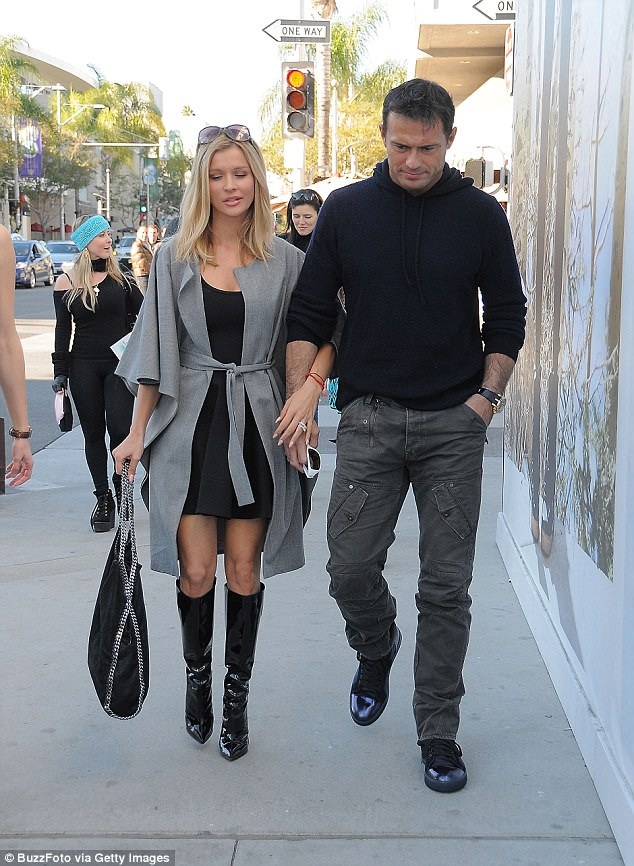 
Cặp đôi đã ly thân từ đầu năm nhưng bây giờ người đẹp 38 tuổi mới chính thức đệ đơn ly dị chồng lên tòa án
