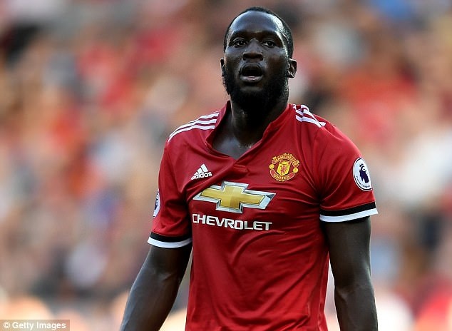 Để tăng cường hàng công thay thế Ibrahimovic, HLV Mourinho đã vung 76,23 triệu bảng để chiêu mộ tiền đạo Romelu Lukaku. Cầu thủ người Bỉ đã thi đấu tương đối tốt trong giai đoạn đầu mùa giải.