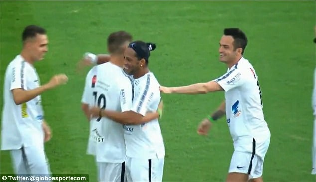Ronaldinho tái hiện siêu phẩm từ giữa sân của Beckham - 1 Ronaldinho tái hiện siêu phẩm từ giữa sân của Beckham