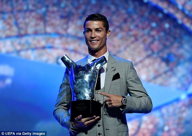 Cầu thủ xuất sắc nhất châu Âu 2016/17: C.Ronaldo áp đảo - 1 C.Ronaldo giành giải Cầu thủ xuất sắc nhất châu Âu mùa 2016/17