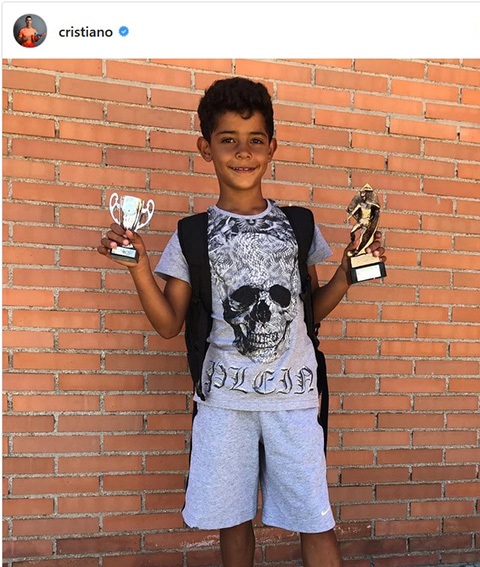Noi gương cha, quý tử nhà C.Ronaldo giành cú đúp danh hiệu - 1 Cristiano Jr giành hai danh hiệu ở giải trẻ