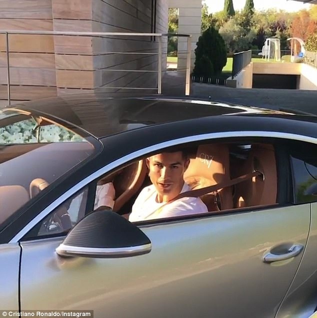 Ronaldo đỏm dáng bên chiếc Bugatti Chiron đời mới