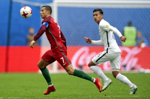 C.Ronaldo xuất sắc nhất trong cả 3 trận của Bồ Đào Nha - 1 C.Ronaldo nhận giải Cầu thủ xuất sắc nhất trong cả 3 trận đấu của Bồ Đào Nha ở Confederations Cup 2017