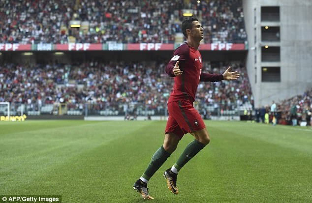C.Ronaldo lập hat-trick, Bồ Đào Nha vùi dập “tí hon” - 2 C.Ronaldo đã lập hat-trick trong trận đấu này