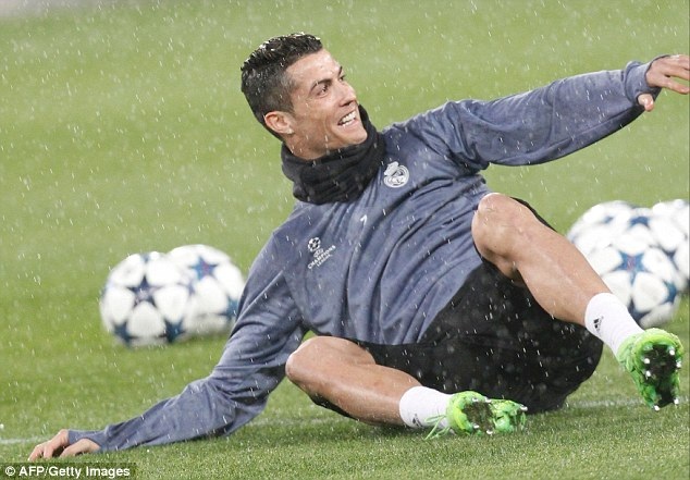 C.Ronaldo tràn đầy tự tin công phá “tử địa” San Paolo - 2 Cầu thủ này tươi cười tập luyện dưới mưa