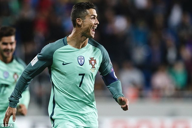C.Ronaldo ra tay, Bồ Đào Nha thắng nhọc “tí hon” - 2 Dù vậy, C.Ronaldo vẫn là người hùng của Bồ Đào Nha với bàn thắng mở tỷ số sau khi vào sân