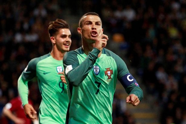 Sau thành công với chức vô địch La Liga và Champions League cùng Real Madrid mùa giải vùa qua, C.Ronaldo tiếp tục muốn chinh phục Confed Cup 2017. Với đẳng cấp của CR7, bất cứ hàng hậu vệ nào cũng phải khiếp sợ. Dù vậy, vấn đề ở chỗ, “siêu sao” số 7 chưa có duyên với đội tuyển Bồ Đào Nha ở các giải đấu lớn.