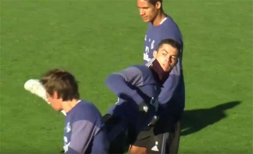 C.Ronaldo tung cú kung-fu suýt trúng mặt đồng đội - 1 C.Ronaldo suýt tung cước trúng mặt Coentrao