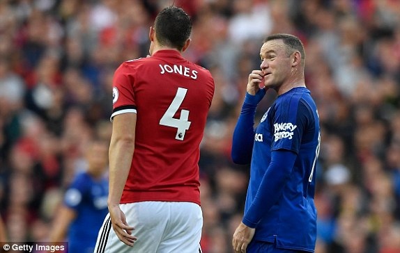MU 4-0 Everton: 10 phút cuối tưng bừng - 5
Jones và Rooney nói chuyện, họ chẳng có vẻ gì là đối thủ của nhau ở trận đấu này
