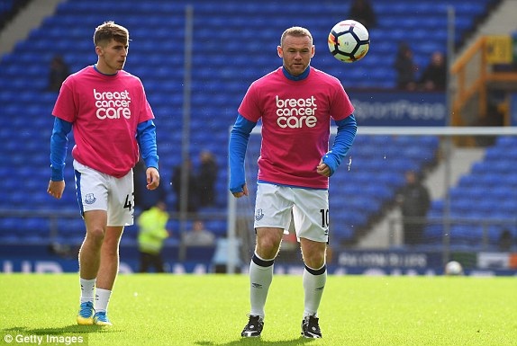 Everton 2-5 Arsenal: Bảy bàn thắng, một thẻ đỏ - 5
Rooney (phải) khởi động cùng đồng đội trước trận chiến với Arsenal. Tiền đạo người Anh có nhiều kỉ niệm đẹp với Pháo thủ