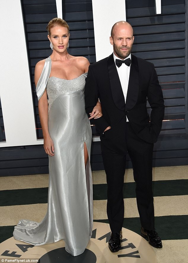 Vòng eo nhỏ xíu của siêu mẫu Anh Jason Statham sau 3 tháng sinh nở - 4
Rosie và Jason đính hôn vào tháng 2/2016 và xác nhận chuyện họ sắp lên chức bố mẹ vào tháng 2 vừa rồi.