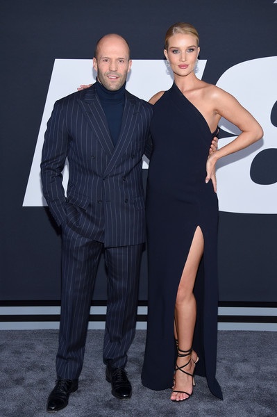 Siêu mẫu áo tắm diện váy sexy khoe bụng bầu - 6
Jason Statham hạnh phúc khi sắp lên chức bố lần đầu ở tuổi 50