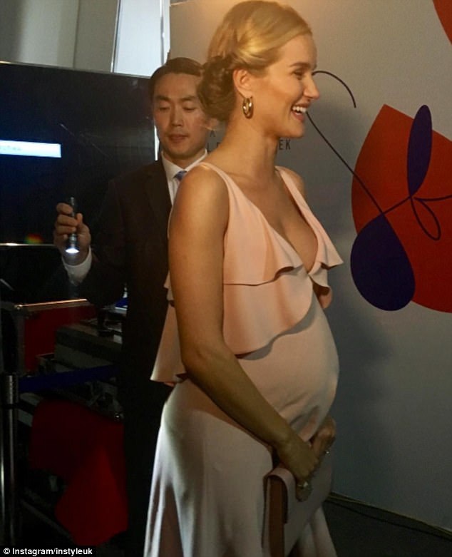 
Siêu mẫu 30 tuổi tới từ Anh đã tới xem một số buổi diễn tại đây. Người đẹp cao 1,75m từ chối những câu hỏi về đời tư
