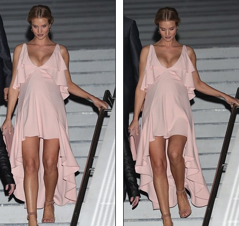 
Rosie Huntington-Whiteley đang mang thai đứa con đầu lòng chừng 6-7 tháng. Cô vẫn rất năng động và thanh mảnh
