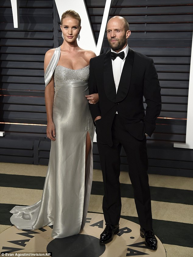 
Người vận chuyển Jason Statham, 50 tuổi và Rosie Huntington-Whiteley hẹn hò từ năm 2010 và đang chung sống hạnh phúc bên nhau tại Mỹ.
