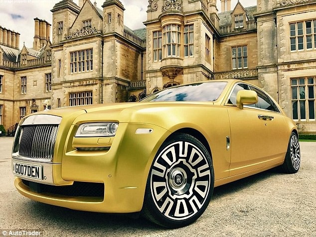 Rolls Royce Ghost giá rẻ giật mình nhưng chỉ nhận thanh toán bằng bitcoin - 1 Chiếc Rolls Royce Ghost vàng được rao bán trên Autotrader với giá hơn 3,6 tỷ đồng. (Nguồn: AT)