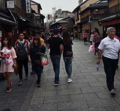 
Truyền thông Đài Loan đưa tin, Lâm Tâm Như và Hoắc Kiến Hoa vừa có chuyến du lịch cùng nhau tại Nhật Bản. Cặp đôi bị một người hâm mộ tại Nhật nhận ra và chụp ảnh từ phía sau. Trong ảnh, cặp đôi nổi tiếng của làng giải trí xứ Đài đang nắm tay nhau rất tình tứ khi đi dạo quanh Kyoto. 
