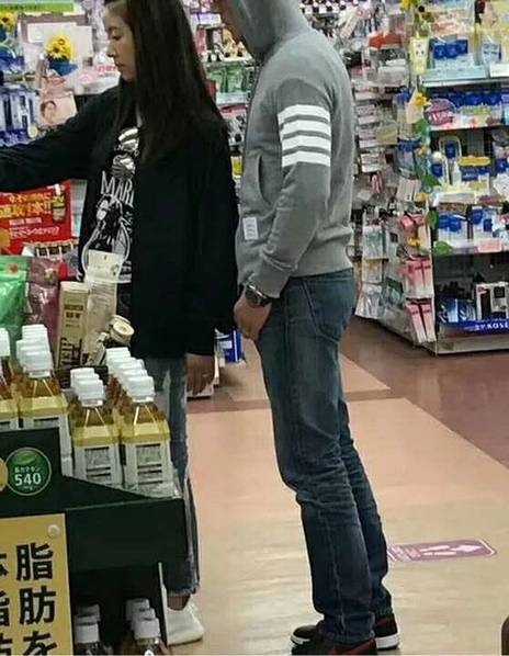 
Hai vợ chồng Hoăc Kiến Hoa và Lâm Tâm Như tranh thủ mua sắm và ngắm cảnh khi không có cô con gái nhỏ bên cạnh. Cặp đôi làm đám cưới vào tháng 7 năm ngoái và Lâm Tâm Như sinh con vào tháng 1/2017. Suốt giai đoạn Lâm Tâm Như mang bầu cũng như sau khi sinh, cô thường đi du lịch một mình hoặc với bạn bè vì chồng bận đóng phim. Chính vì thế, ngay khi rảnh rỗi, Hoắc Kiến Hoa đã vội vàng bù đắp cho vợ.
