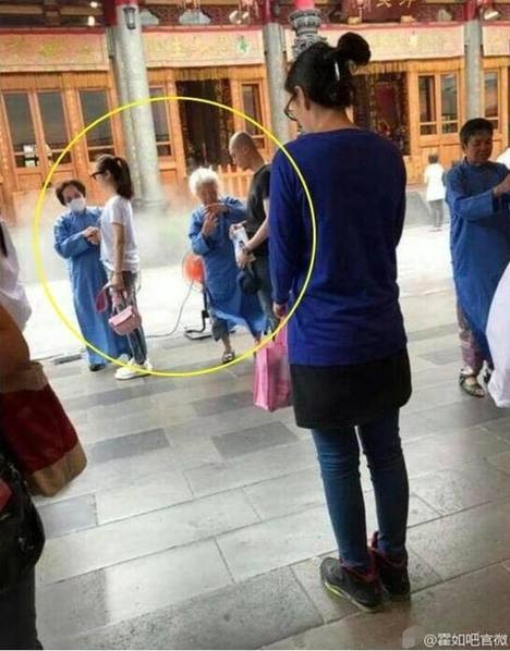 
Hai ngôi sao nổi tiếng còn tới thăm một ngôi chùa ở Nhật Bản để cầu phước cho con gái và gia đình. Dù là nghệ sĩ nổi tiếng nhưng hai người cũng xếp hàng để tiếp nhận nghi thức cầu phúc, một nhân chứng kể lại.
