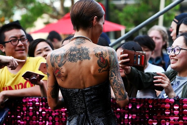 Sốc với dáng siêu gày của người mẫu Úc - 6
Ngwời mẫu 31 tuổi nói, mọi người quá điên rồ và vô trách nhiệm khi bình luận về vóc dáng, cân nặng của cô như vậy