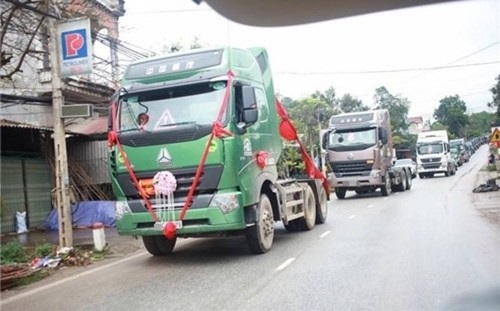 Những màn rước dâu bằng dàn xe hoa “độc” nhất Việt Nam - 1 Dẫn đầu đoàn xe là chiếc xe đầu kéo màu xanh được trang trí chữ hỷ và hoa tươi