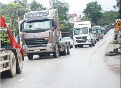 Những màn rước dâu bằng dàn xe hoa “độc” nhất Việt Nam - 2 Đoàn xe nối đuôi nhau đi đến nhà gái