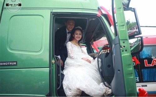 Những màn rước dâu bằng dàn xe hoa “độc” nhất Việt Nam - 3 Cô dâu cười rạng rỡ trong đám cưới độc đáo