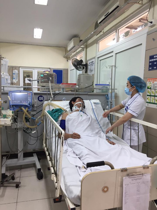 2 người tử vong, 1 người nguy kịch vì uống rượu - 1 Một bệnh nhân hôn mê vì ngộ độc rượu methanol. Ảnh: H.Hải