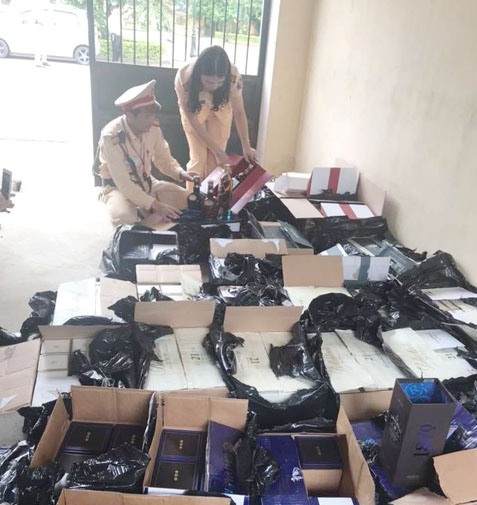 Hơn 300 chai rượu ngoại không rõ nguồn gốc đang trên đường ra thị trường - 1 Hàng trăm chai rượu ngoại đang bị bắt giữ
