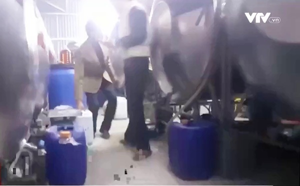 Vụ sản xuất rượu "siêu rẻ" tại Hưng Yên: Chuyển cơ quan công an điều tra - 1 Phóng sự của VTV24 cho biết, mỗi ngày, các cơ sở pha chế rượu tại huyện Kim Động, tỉnh Hưng Yên xuất bán ra thị trường hàng chục nghìn lít rượu siêu rẻ, chất lượng không rõ ràng.