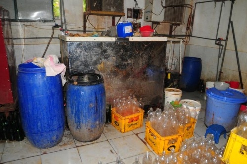Nửa tháng, 4 tỉnh bắt giữ hơn 30.000 lít rượu cồn công nghiệp - 1 Rượu trôi nổi trên thị trường pha từ nước lã và cồn công nghiệp (ảnh minh hoạ)