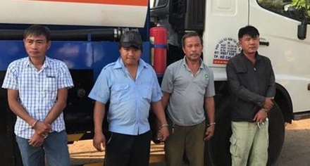 Tạm giữ hàng chục đối tượng trong đường dây “rút ruột” xăng dầu quy mô lớn - 1 Các đối tượng trong đường dây rút ruột hàng nghìn lít xăng dầu bị cơ quan điều tra bắt quả tang.