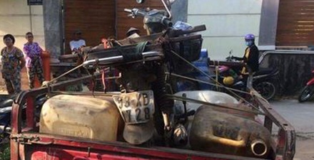 Tạm giữ hàng chục đối tượng trong đường dây “rút ruột” xăng dầu quy mô lớn - 2 Tang vật các là những chiếc can nhựa dùng để chứa xăng, dầu do các đối tượng rút ruột.