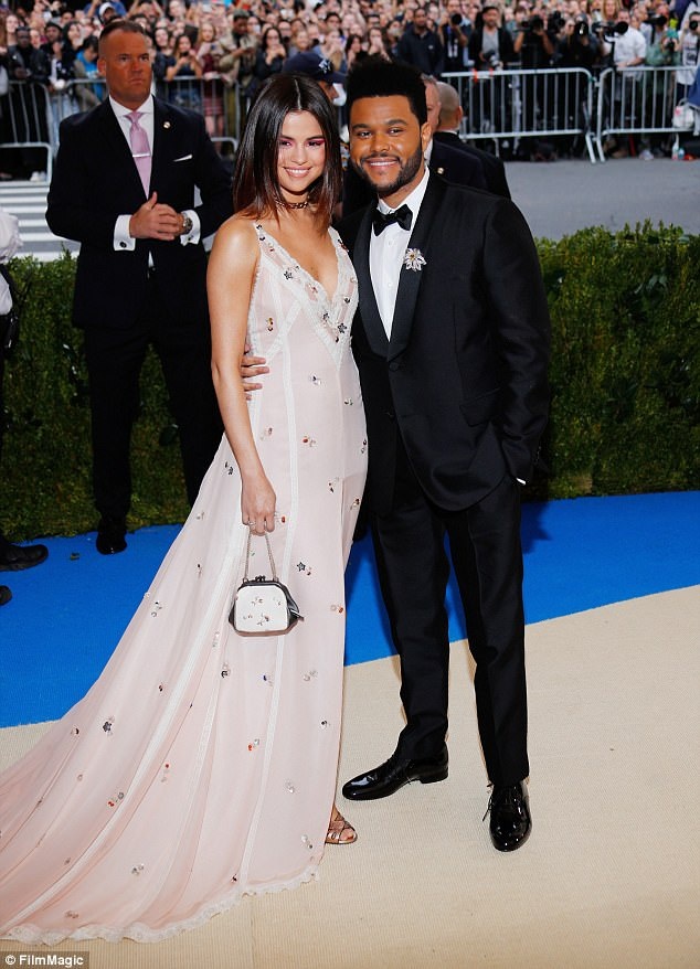 Selena Gomez không còn muốn che giấu quan hệ với The Weeknd - 1
Selena Gomez hẹn hò với đồng nghiệp The Weeknd từ tháng 1 và đôi tình nhân trẻ đang được báo giới rất quan tâm