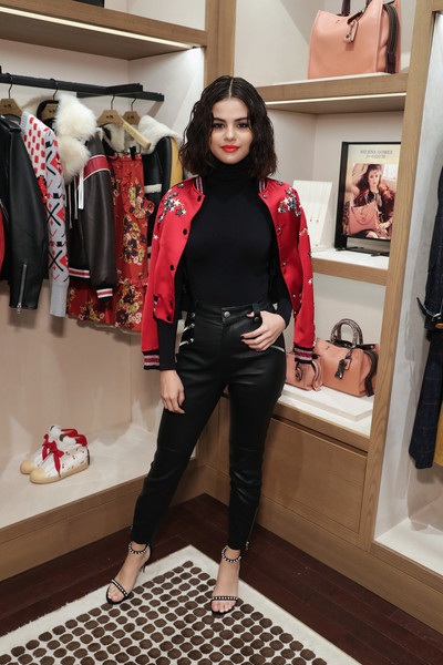 Selena Gomez gây sốc khi tiết lộ phải ghép thận - 1
Selena Gomez tươi rói xuất hiện tại sự kiện thời trang ở New York ngày 14/9 vừa qua. Thật khó tin nữ ca sỹ xinh đẹp chỉ mới hồi phục sau ca ghép thận