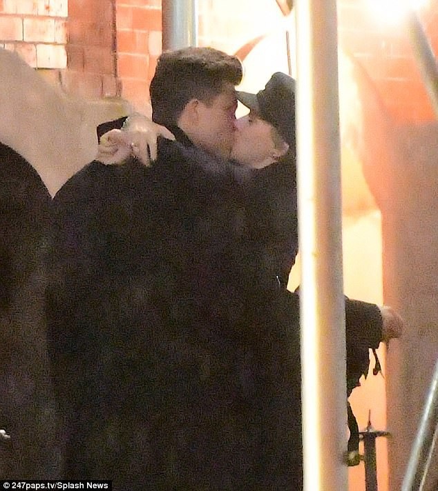 Scarlett Johansson hôn "tình mới" trên phố - 1
Scarlett Johansson bị bắt gặp đang hôn tình tứ diễn viên hài Colin Jost trên đường phố New York tối 19/11 vừa qua