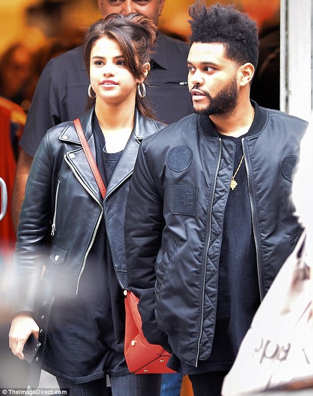 Selena Gomez mặc xấu ra phố cùng bạn trai - 7
Selena Gomez còn đi cùng The Weeknd trong các chuyến đi lưu diễn của anh