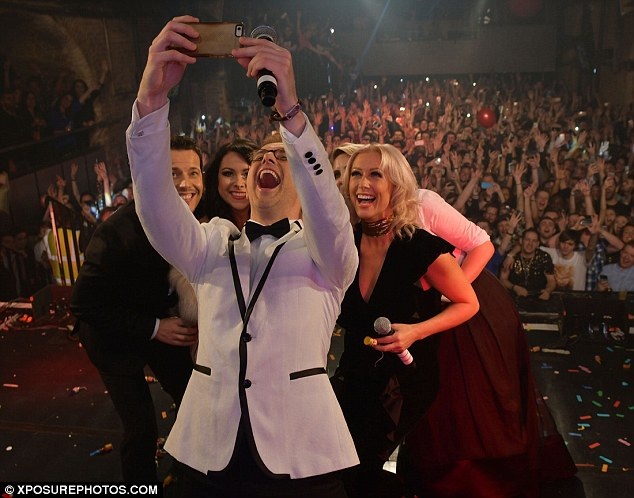 Nhóm Steps bất ngờ tái hợp - 2
Claire Richards, Faye Tozer, Lisa Scott Lee, Ian H Watkins và Lee Latchford-Evans vẫn giữ được phong độ và vẻ ngoài trẻ trung