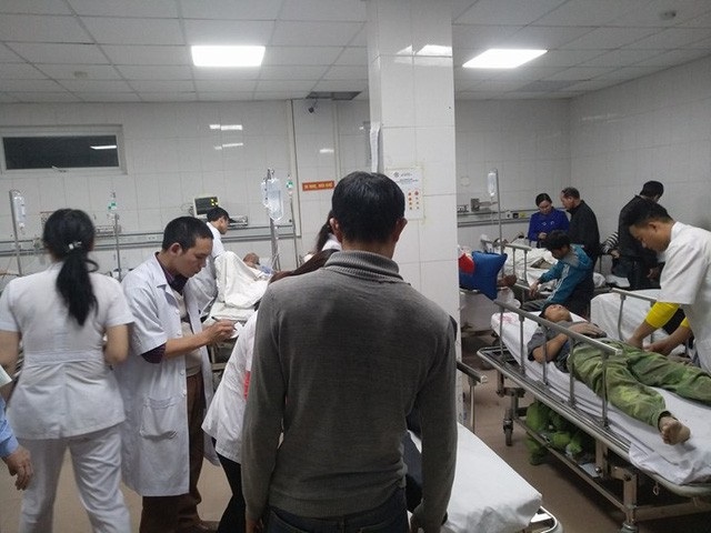 Đình chỉ thi công công trình bến xe phía Bắc vì để xảy ra tai nạn - 2 Các công nhân được đưa đến BV115 Nghệ An cấp cứu.