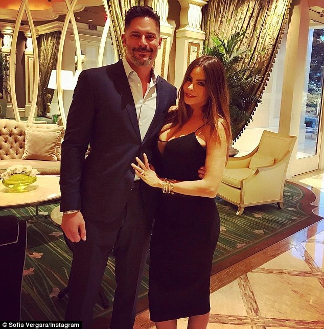 Sofia Vergara khoe vòng một quyến rũ - 8
Người đẹp U50 đang hạnh phúc bên chồng kém 4 tuổi - nam diễn viên Joe Manganiello, một người từng thổ lộ vô cùng hâm mộ cô trên truyền hình từ trước khi 2 người quen nhau.