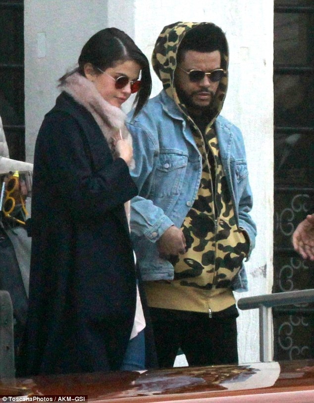 Selena Gomez và tình mới tiếp tục khám phá nước Ý - 2
Đôi tình nhân mới hẹn hò được ít tuần cố gắng trà trộn vào đám đông du khách nhưng vẫn bị cánh săn ảnh nhận ra