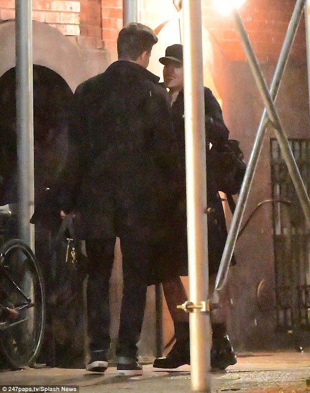 Scarlett Johansson hôn "tình mới" trên phố - 3
Cặp đôi được cho là đã hẹn hò bí mật từ vài tháng nay