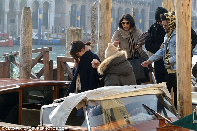 Selena Gomez và tình mới tiếp tục khám phá nước Ý - 3
Họ cùng khám phá Venice với vệ sỹ và trợ lý