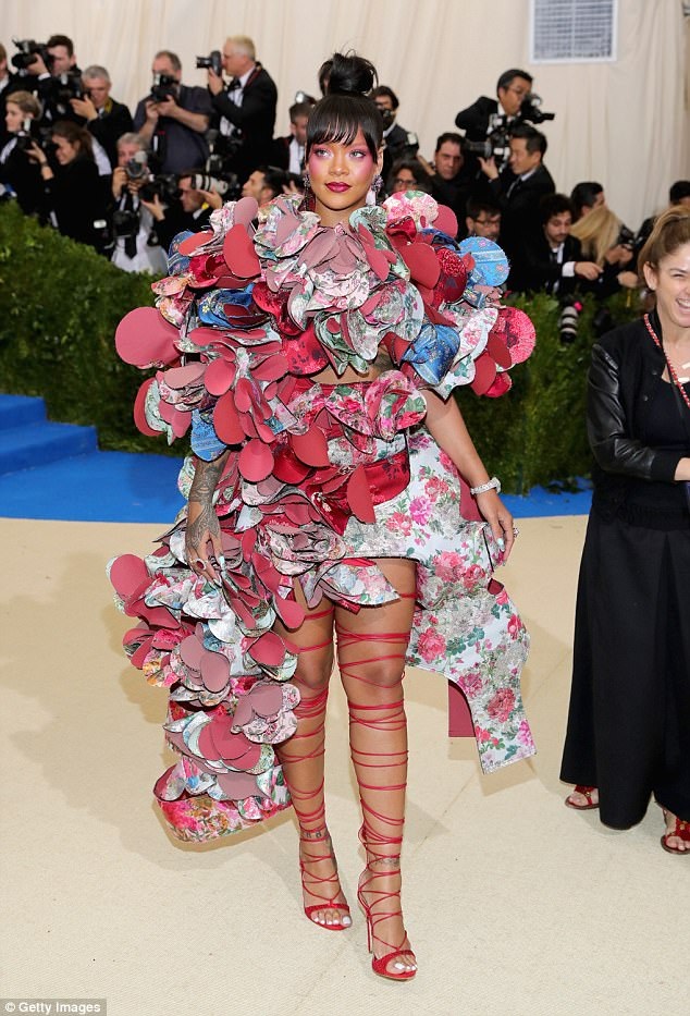 Những “sao” gây ảnh hưởng nhất trên mạng Internet - 1
Rihanna sở hữu tới gần 55 triệu lượt theo dõi chỉ tính riêng trên trang mạng xã hội Istagram và cô là một trong những nhân vật gây tranh cãi nhất trên mạng internet vì những phát ngôn bạo miệng cũng như phong cách thời trang của mình