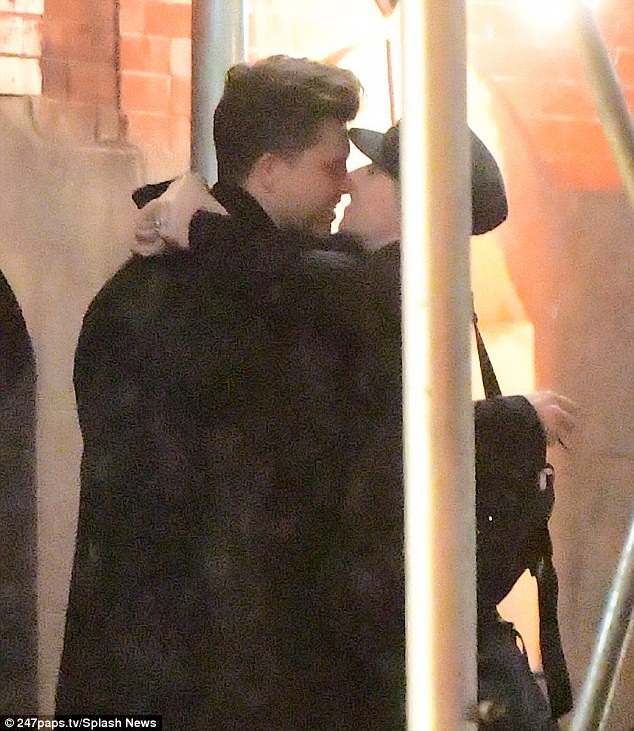 Scarlett Johansson hôn "tình mới" trên phố - 4
Colin từng ca ngợi bạn gái là người tuyệt vời trong 1 cuộc trả lời phỏng vấn