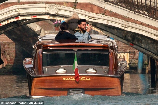 Selena Gomez và tình mới tiếp tục khám phá nước Ý - 4
Selena Gomez và The Weeknd tới Ý du ngoạn từ cách đây ít ngày