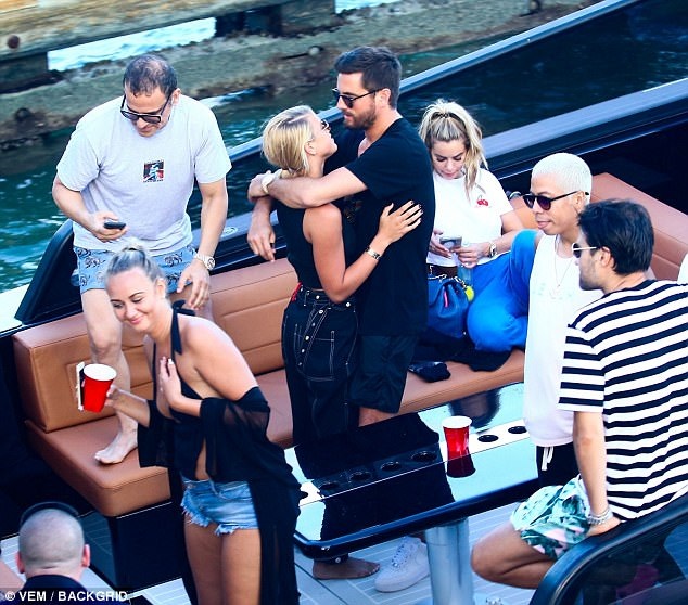 
Tuy nhiên gần đây họ mới công khai chuyện tình cảm và không rời nhau nửa nước
