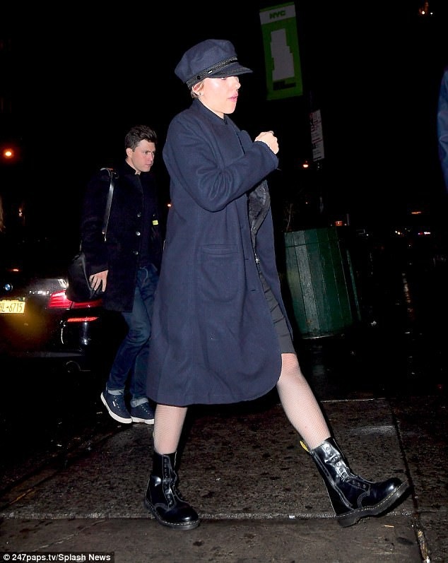 Scarlett Johansson hôn "tình mới" trên phố - 5
Cặp đôi giữ khoảng cách khi đi cùng nhau trên phố để tránh sự chú ý của các tay săn ảnh