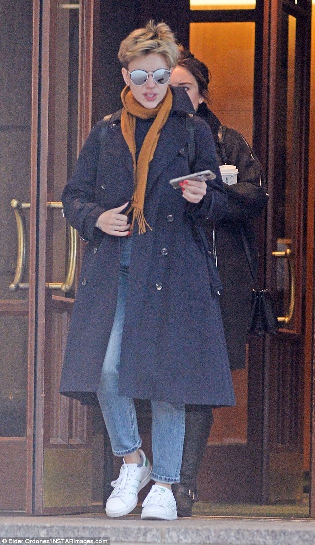 “Sao” phim Bộ tứ siêu anh hùng chia tay chồng - 6
Ngày 25/1, Scarlett Johansson xuất hiện ở New York mà không có nhẫn cưới trên tay